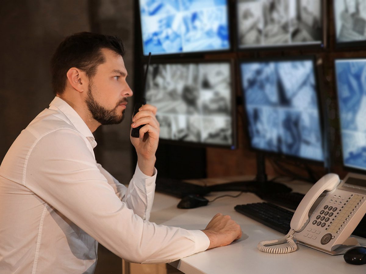 contrate um porteiro especializado para o final do ano e garanta o controle de quem entra e sai do seu condomínio.